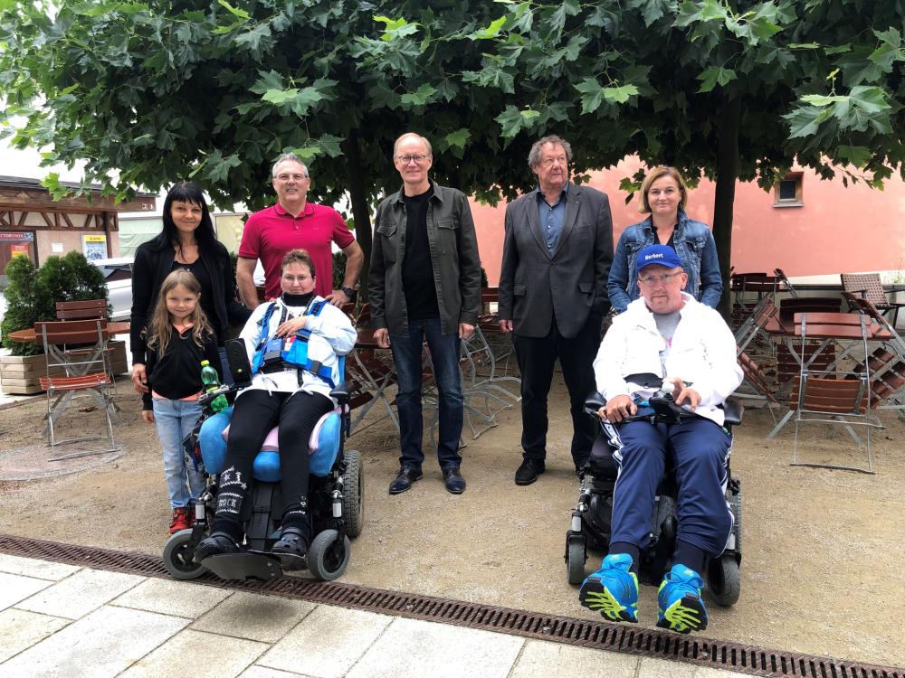 Freude bei der Spenden-Übergabe (v.l.n.r.): Assistenz Bianca Moosbauer mit Tochter Selina, Christine Seidl, die Lions Walter Eckmüller, Markus Pühringer (Präsident) und Dr. Klaus Bauer sowie Assistenz Gertraud Gibis und Christines Bruder Norbert.