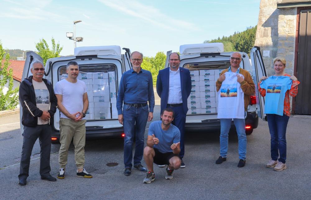 Als Dankeschön überreichten die ukrainischen Kuriere diesmal T-Shirts an Christina Wawrzek (1. v. r.) und Lions-Präsident Armin Schmatz (2. v. r.); weiter von l. n. r.: Vlodymyr Bagrinets, @Andrii Bagrinets, Lions-Vizepräsident Markus Pühringer, Komax SLE-Chef Peter Ellert sowie Roman Bagrinets (im Vordergrund)