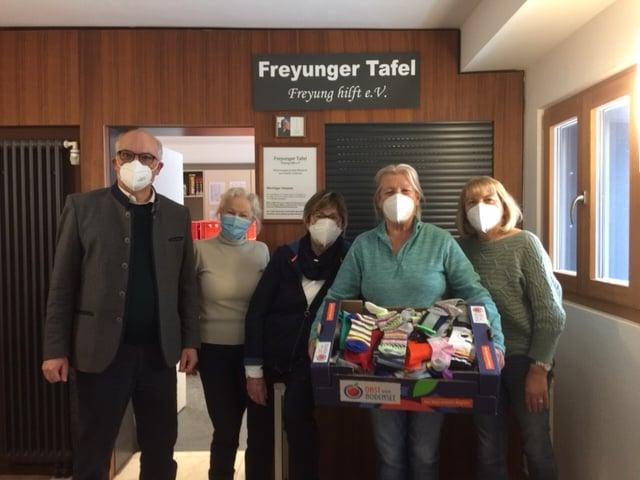 Freude bei der Freyunger Tafel: Lions-Präsident Armin Schmatz übergibt die Socken-Spende an Ulrike Schönbein (2.v.r.) und ehrenamtliche Mitarbeiterinnen der Tafel.