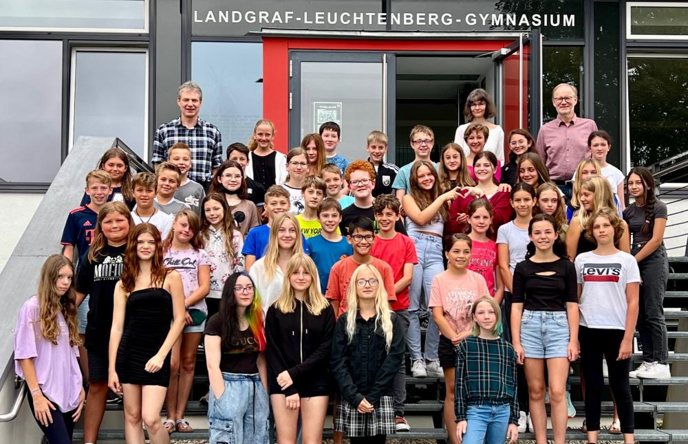 Die Klassen 6a und 6b bei der Preisverleihung mit den beiden engagierten Lehrkräften Dr. Thomas Feicht (links oben) und Martina Feicht (rechts oben) und Lions-Präsident Markus Pühringer (ganz rechts oben).