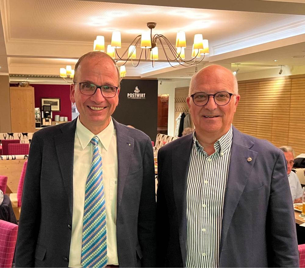 Präsident Armin Schmatz (rechts) bedankt sich für den Vortrag bei Dr. Haberer.