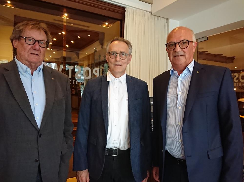 Dr. Klaus Bauer(Pate), Prof. Dr. Kunesch (Neumitglied), Präsident Schmatz (v.l.n.r.)